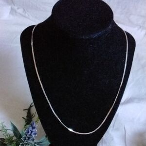 Sleek Silver Necklace with Polished Finish